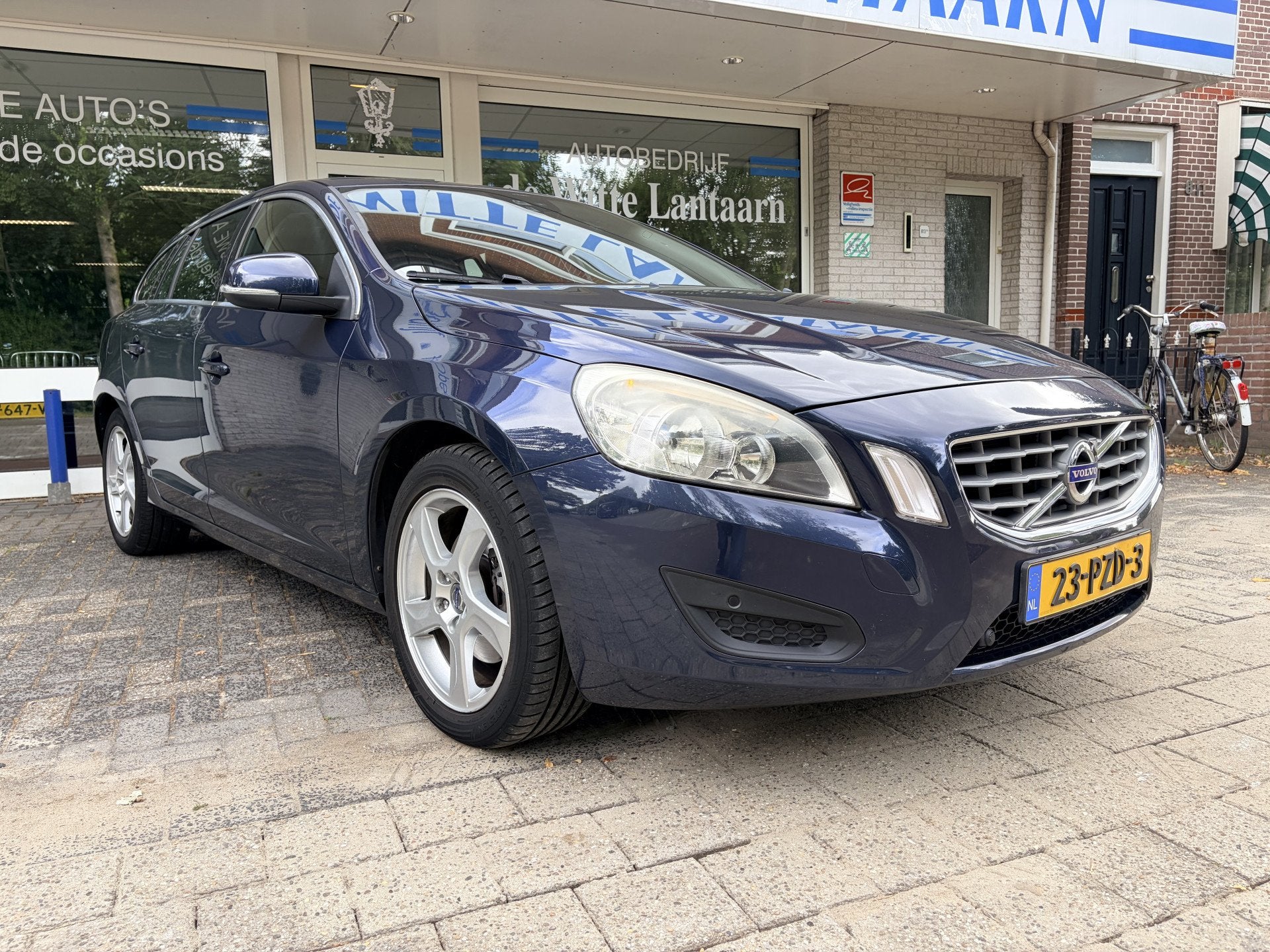 Volvo V60 1.6 T4 Momentum Navigatie full map/Cruisecontr/Ele, Gebruikt, Leder en Stof, Origineel Nederlands, Grijs