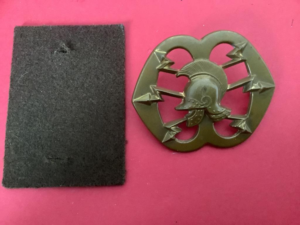 Oude Baretembleem van de Verbindings Troepen, Ophalen of Verzenden, Landmacht, Nederland, Embleem of Badge