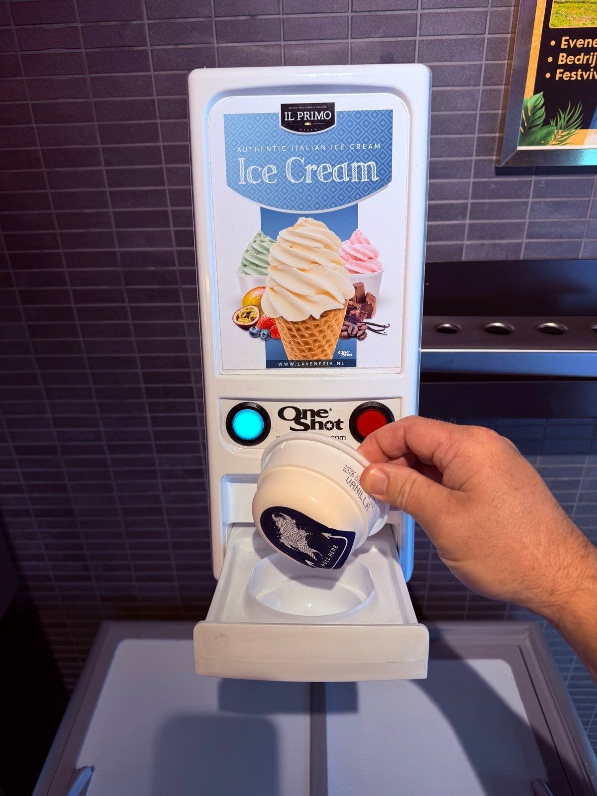 Foto 3 van IL Primo IJsmachine One Shot ijsdispenser met vriezer