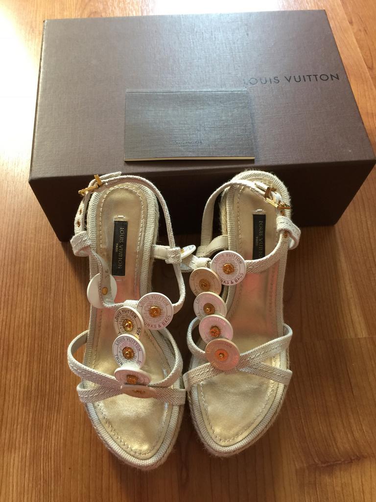 Originele Louis Vuitton wedges maat 37, Beige, Ophalen of Verzenden, Zo goed als nieuw, Schoenen met hoge hakken