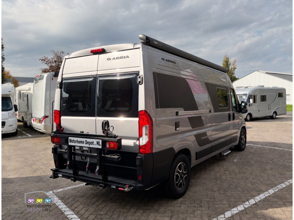 Adria Twin Supreme 600 SPB | NL+NAP | AUT 8 | Busbiker, Automaat, Buscamper of Camperbus, Tot en met 2, Raamblindering