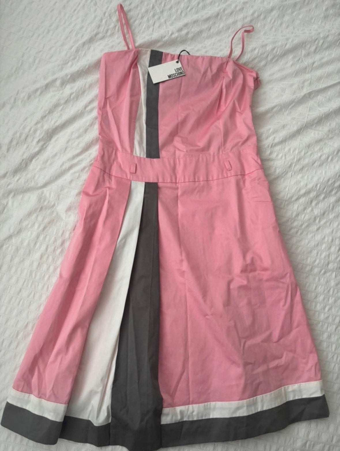 Love Moschino jurk, nieuw met prijskaartje, Maat 38/40 (M), Nieuw, Ophalen of Verzenden, Knielengte