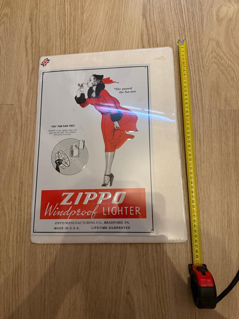 Zippo Windproof Lighter Reclamebord - Nieuwstaat, Metaal, Rood, Vintage, Nieuw