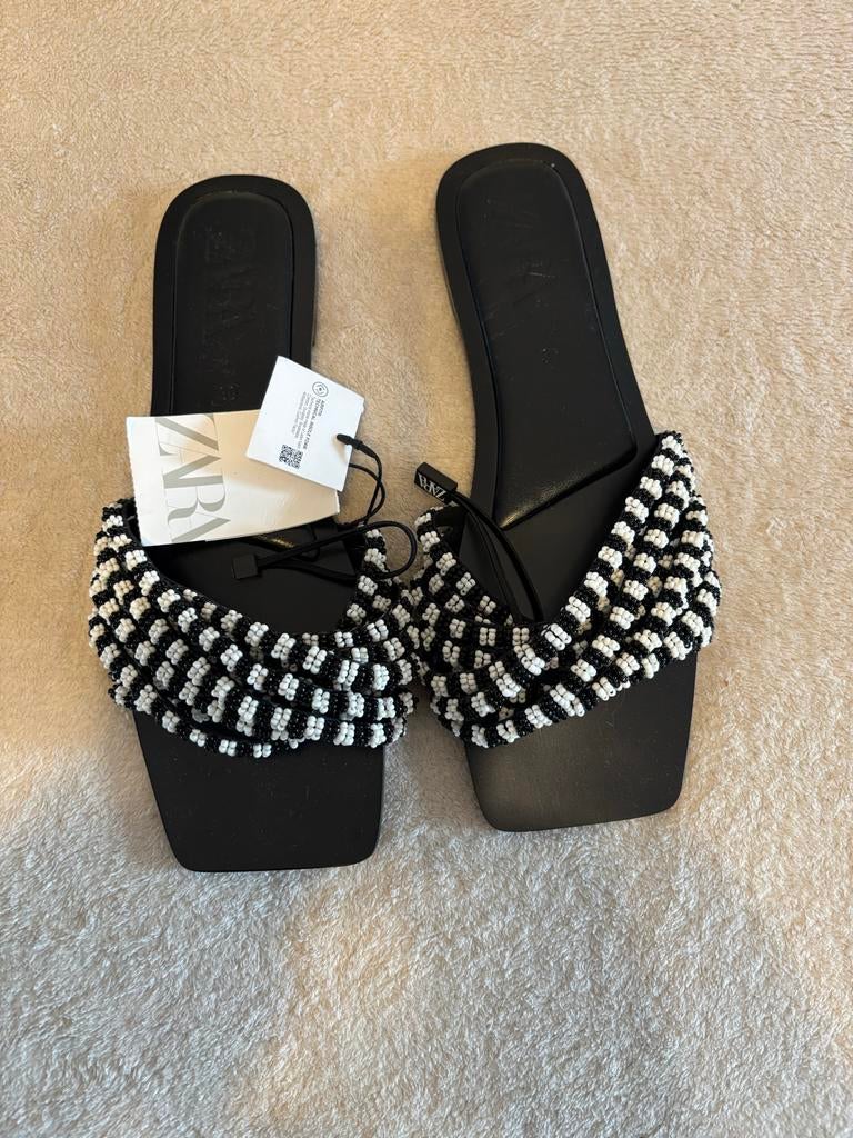 Zara kralen slippers zwart wit maat 39, Ophalen of Verzenden, Nieuw, Zwart, Slippers