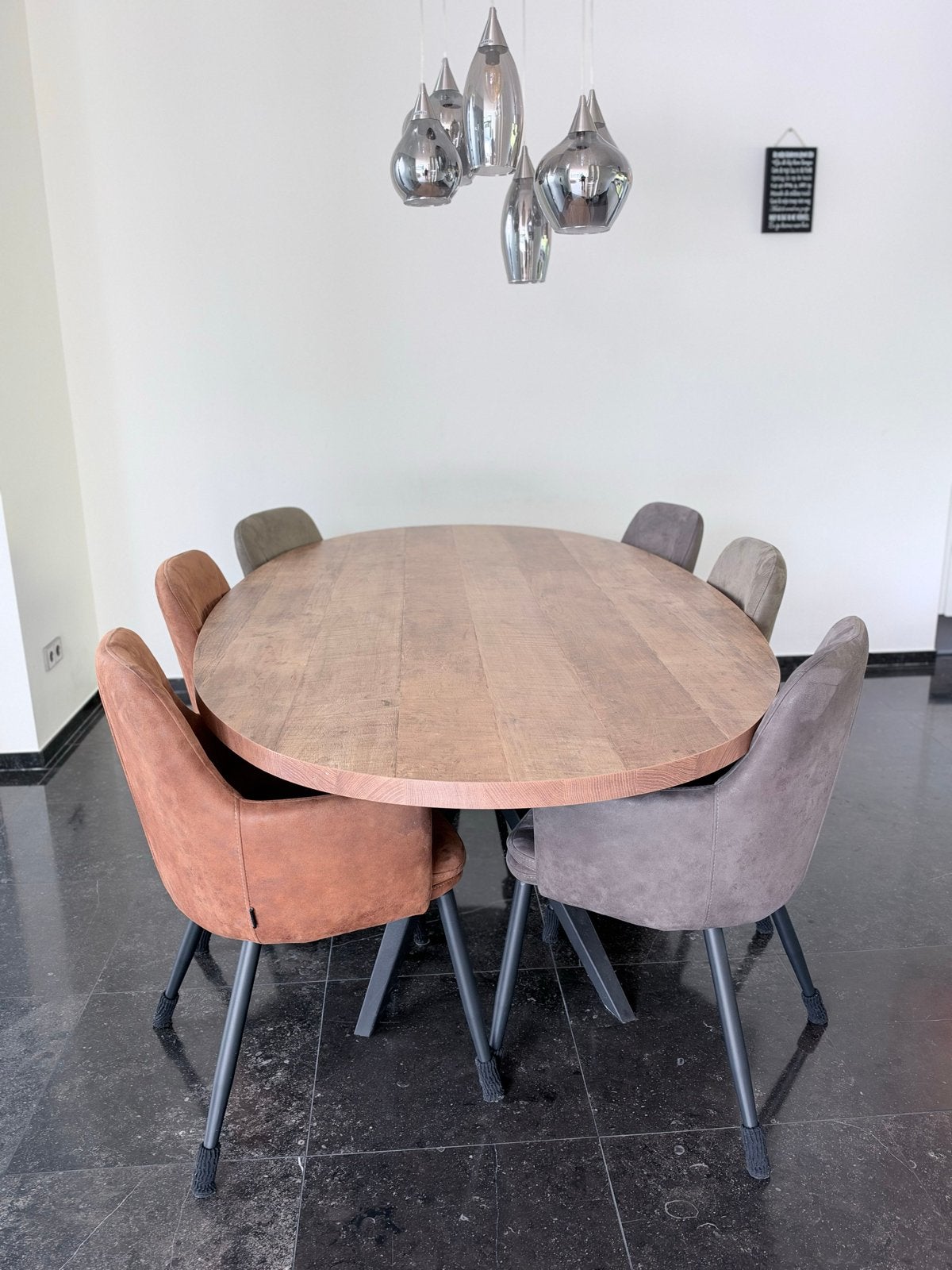 Ovale eettafel met 6 MXSOFA stoelen
