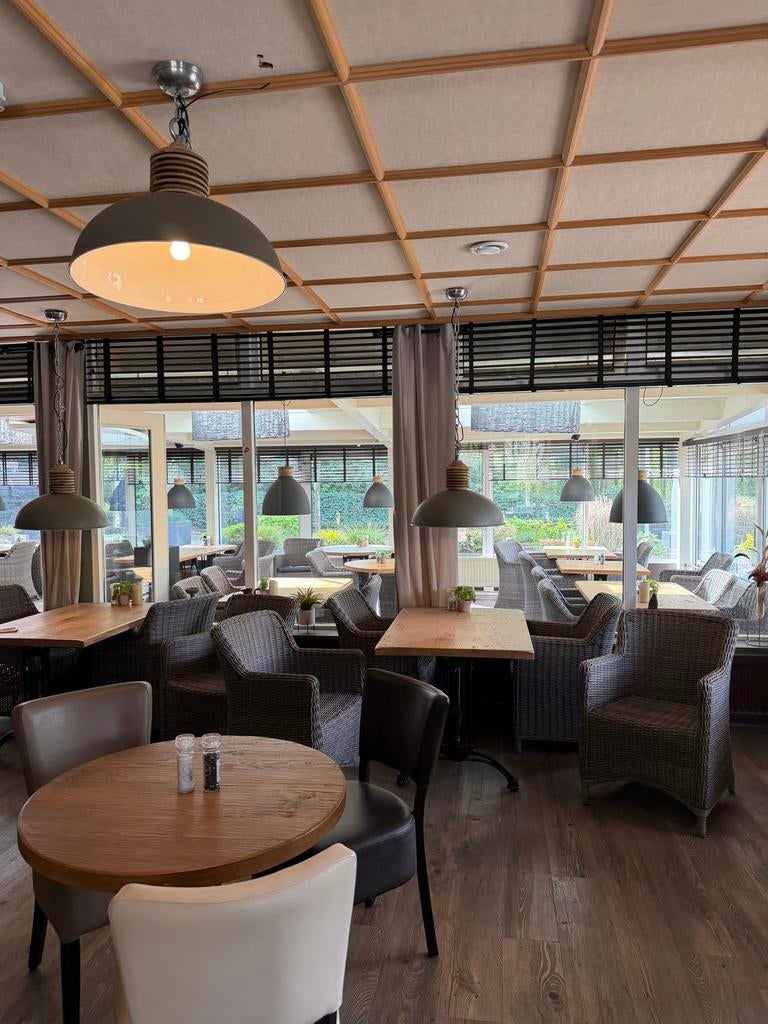 Ronde en vierkante tafels, Gebruikt, Rond, Vier personen, Overige houtsoorten