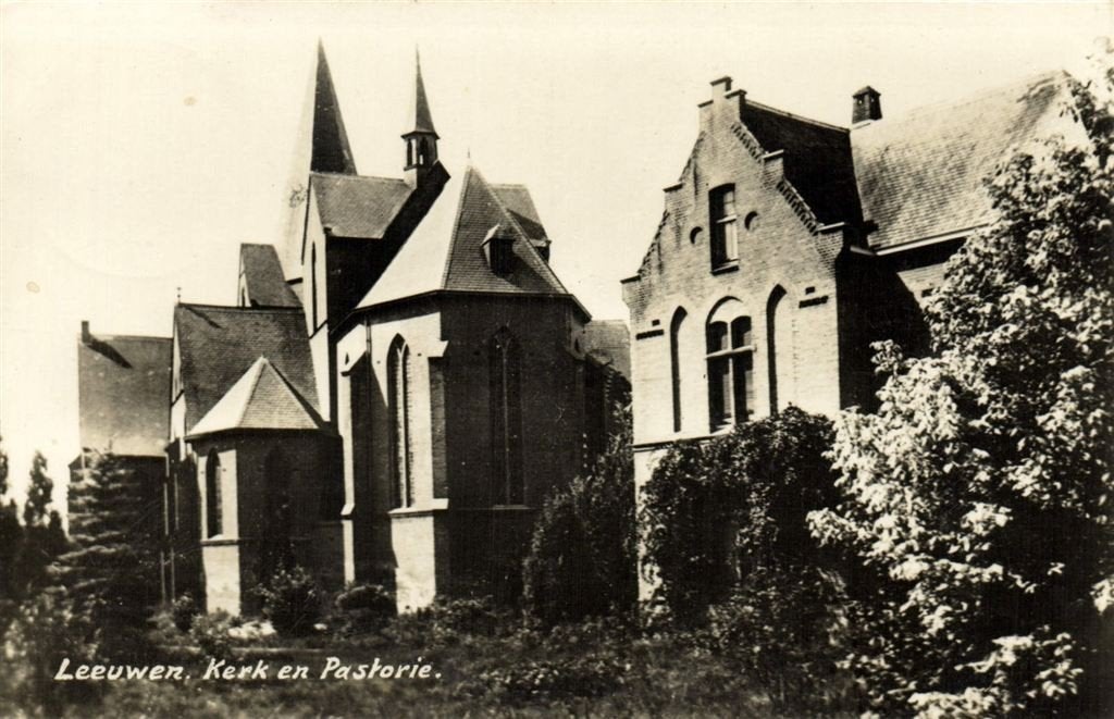 Leeuwen. Kerk en Pastorie. - 194?2 gelopen, Verzenden, 1940 tot 1960, Gelopen, Noord-Brabant