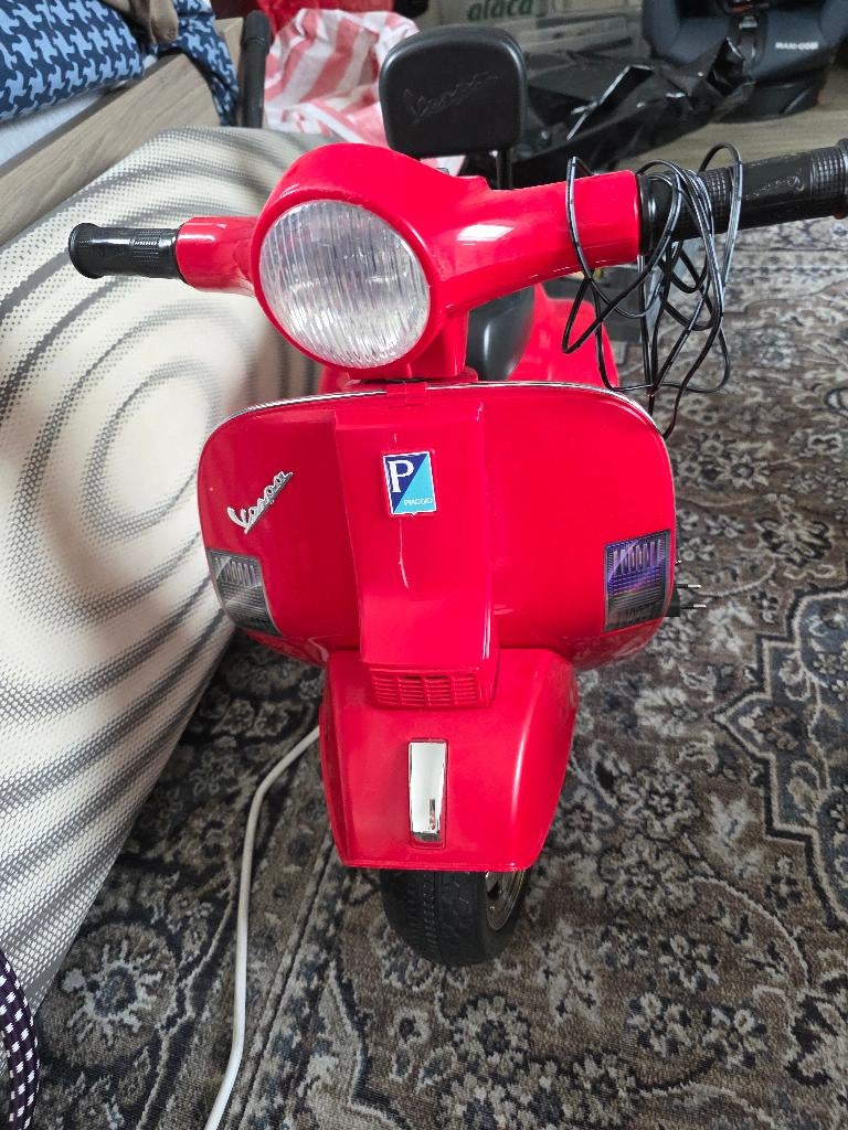 Kinder scooter vespa rood, Kinderen en Baby's, Ophalen of Verzenden, Zo goed als nieuw
