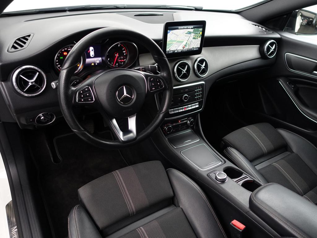 Mercedes-Benz CLA-Klasse 180 AMG Premium Aut- Panoramadak, C, Gebruikt, 4 cilinders, 19 km/l, Lichtsensor