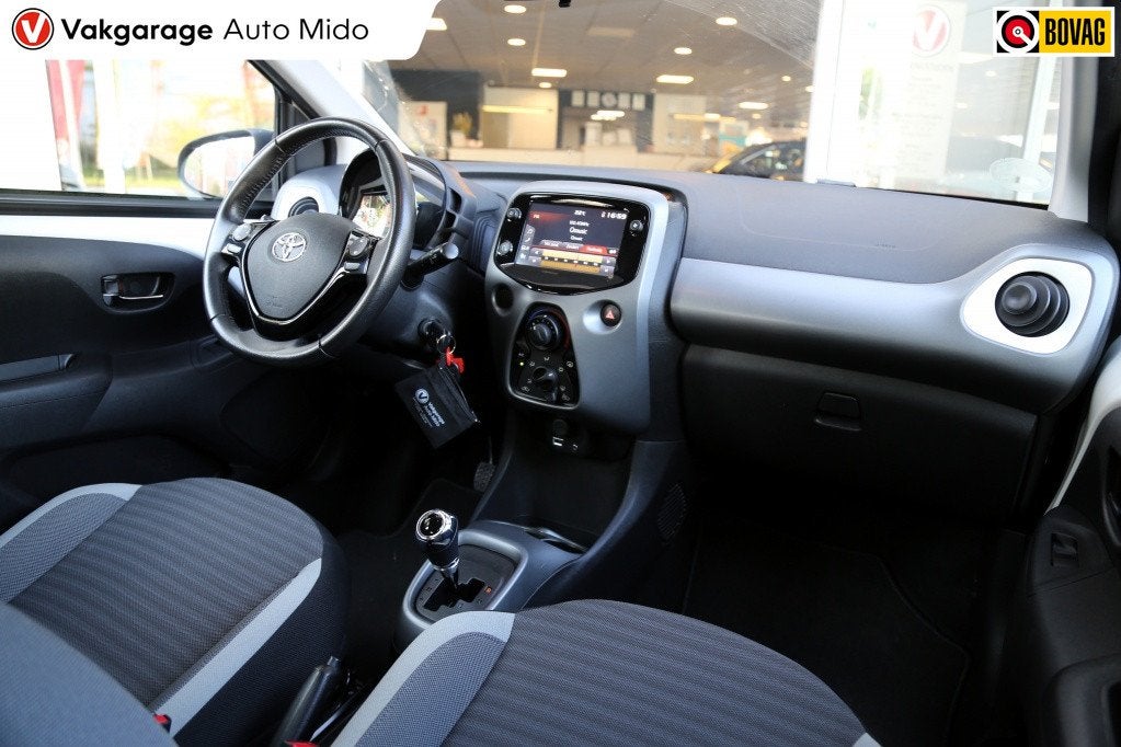 Toyota Aygo 1.0 VVT-i AUTOMAAT X-play club (bj 2019), Auto's, Automaat, Gebruikt, 4 stoelen, Wit