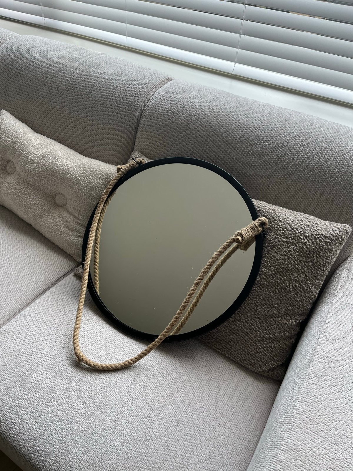 Zwarte spiegel Tess van Leen Bakker, Ø 43 cm, Huis en Inrichting, Woonaccessoires | Spiegels, Ophalen, Minder dan 50 cm, Rond