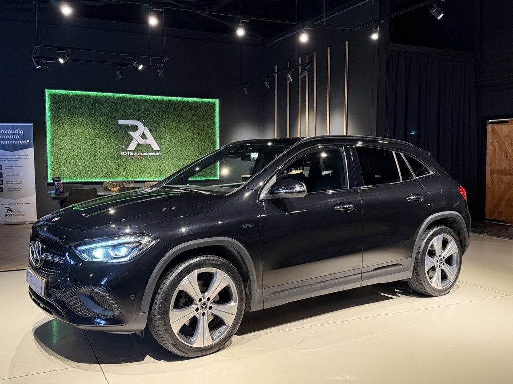 Mercedes-Benz GLA 250e Luxury LED|Camera|Sfeer|Leer Zwart, Gebruikt, Met garantie (alle), Leder en Stof, Zwart