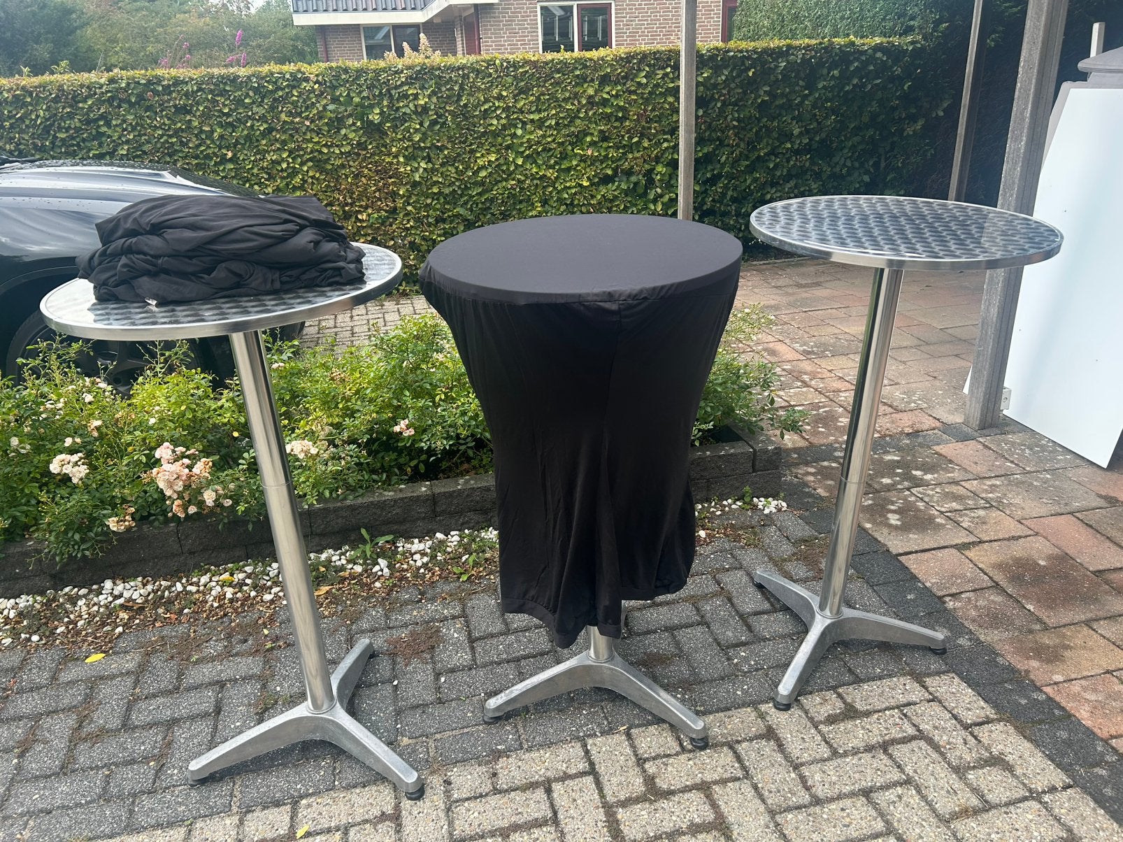 3 Aluminium statafels met 6 zwarte rokken, Ophalen, Gebruikt