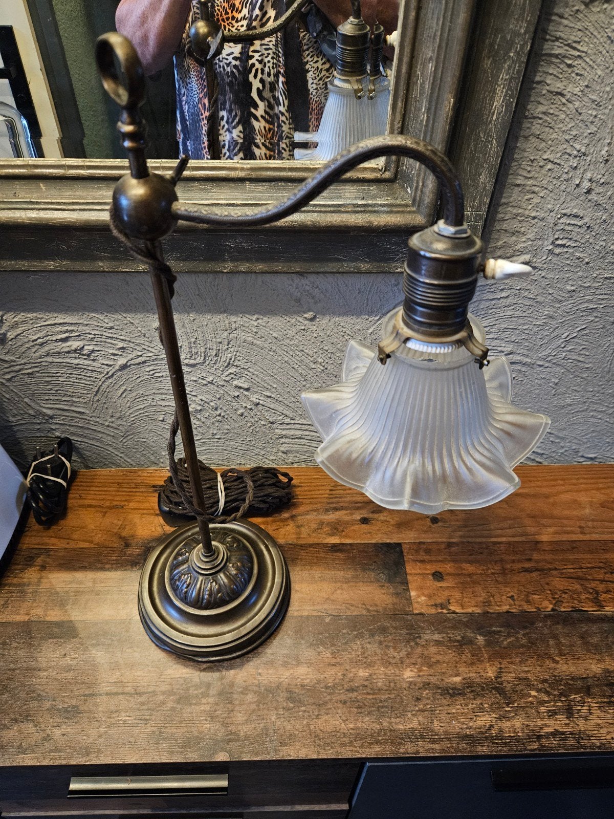 Antieke bronzen tafellamp met glazen kap, Ophalen of Verzenden