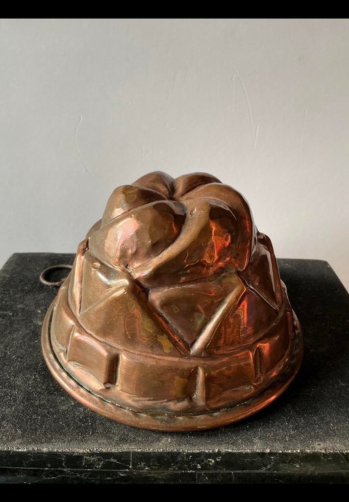 Oude, antieke, koperen klassieke puddingvorm van rood koper., Ophalen of Verzenden