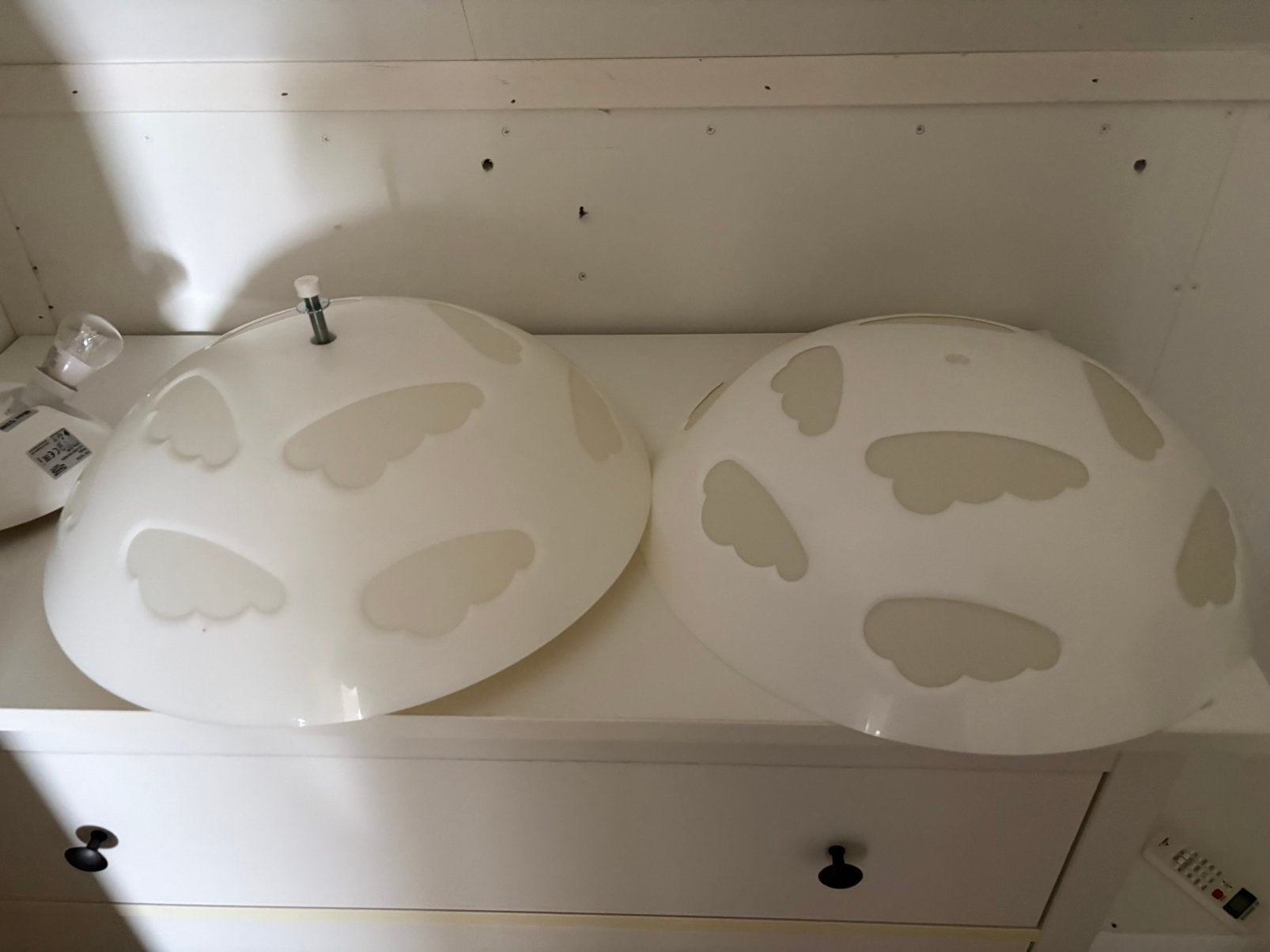 Twee plafondlampen Ikea Skojg met wolkenpatroon, Ophalen, Kunststof, Gebruikt, Overige stijlen