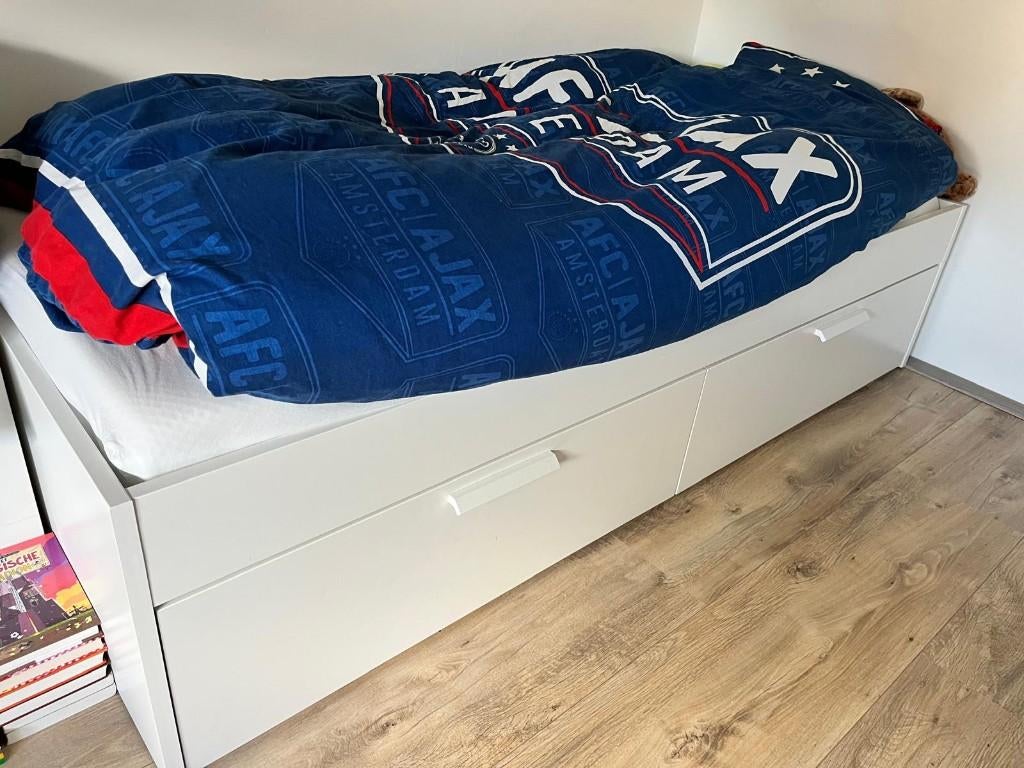 Mooi en handig bed ikea brimnes 90x200 incl lattenbodem, Ophalen, 85 tot 100 cm, Zo goed als nieuw, Lattenbodem