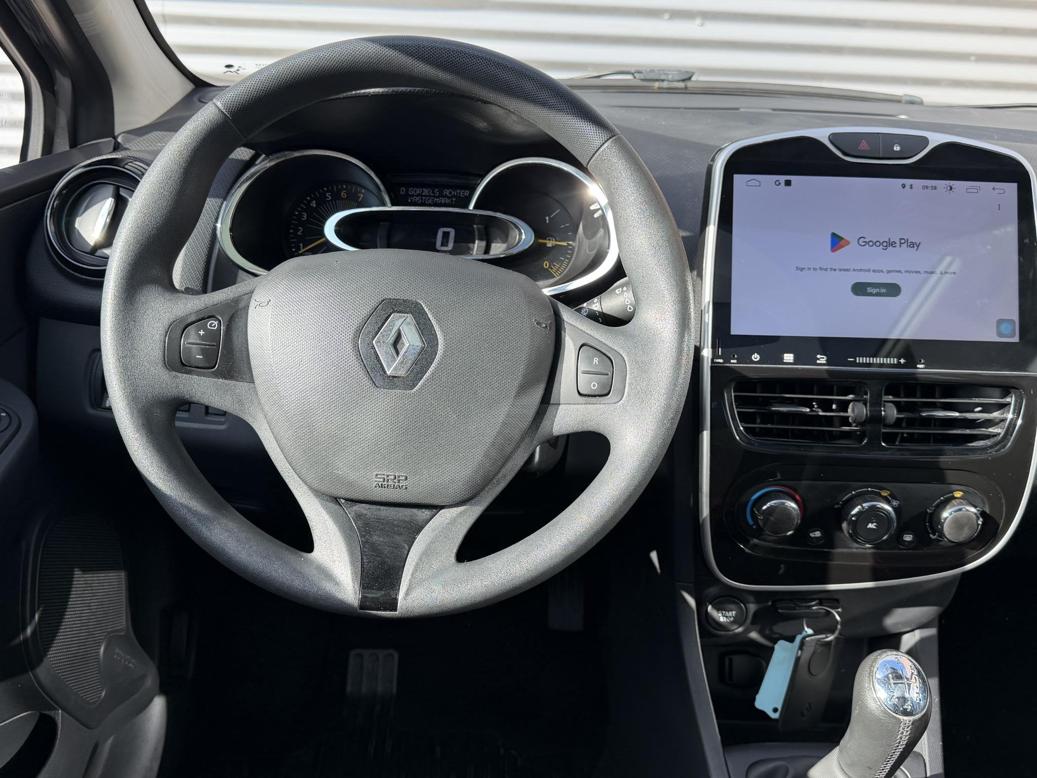 Renault Clio 1.2 Limited 2e Eigenaar|Navi|Pano|Trekhaak|Airc, Voorwielaandrijving, Euro 5, Stof, Gebruikt