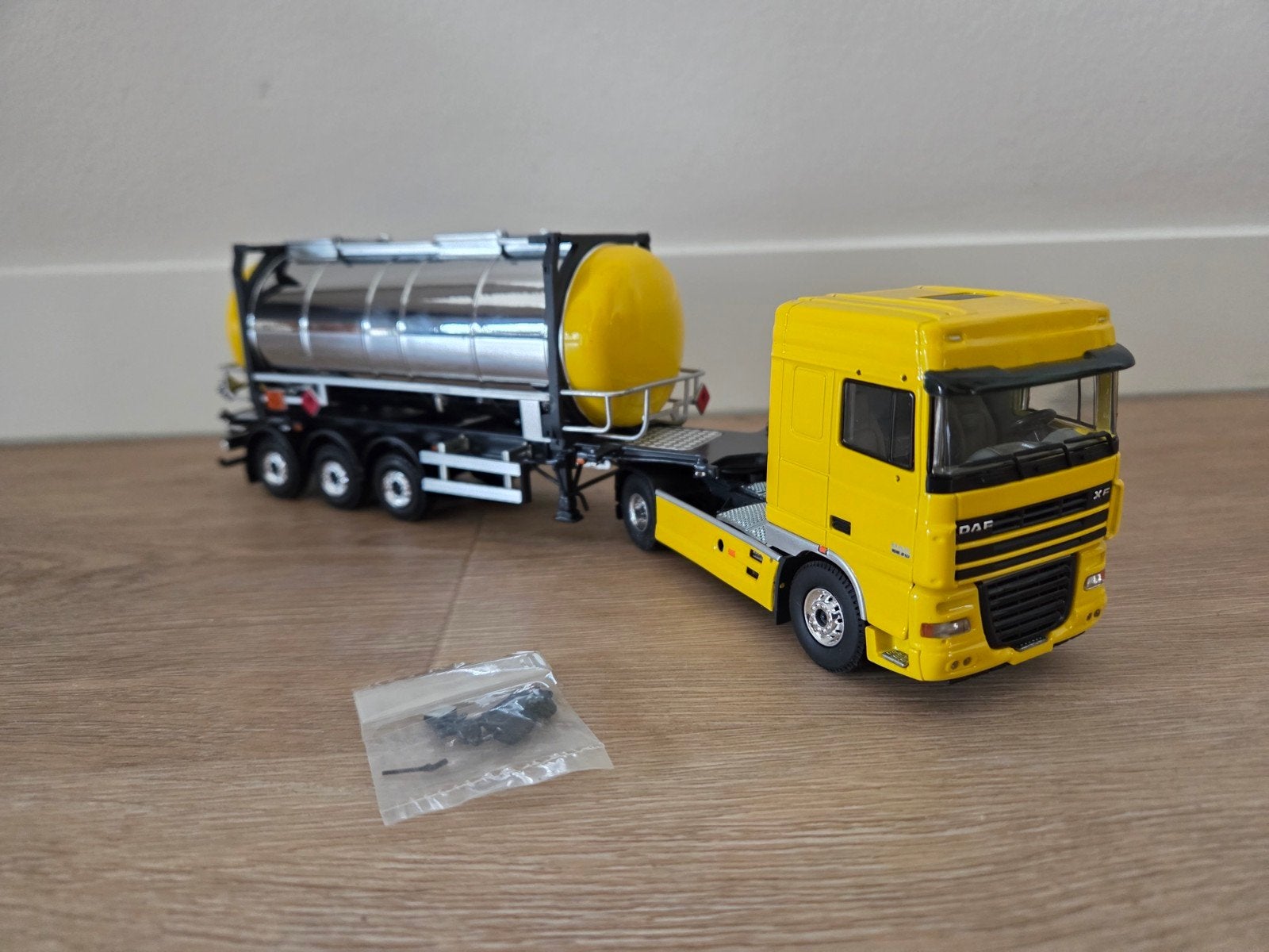Tekno Daf XF 105 Demo  tankcontainer / Swap container ADR, Ophalen of Verzenden, Zo goed als nieuw, Bus of Vrachtwagen, Tekno