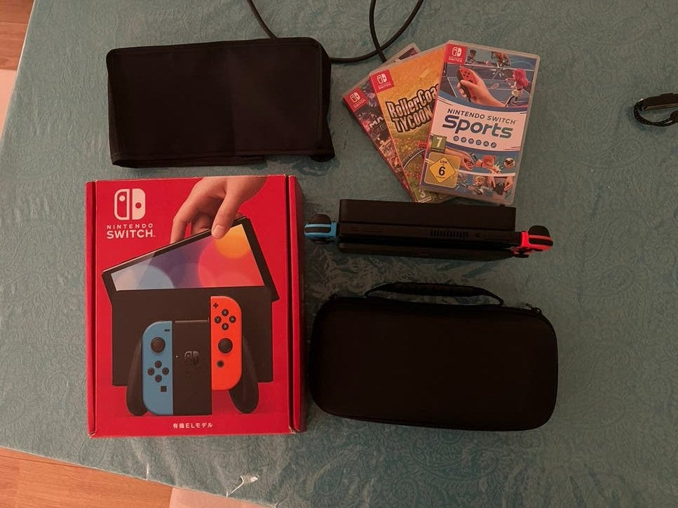 Nintendo Switch OLED met 3 games en accessoires, Spelcomputers en Games, Spelcomputers | Nintendo Switch, Switch OLED, Met games