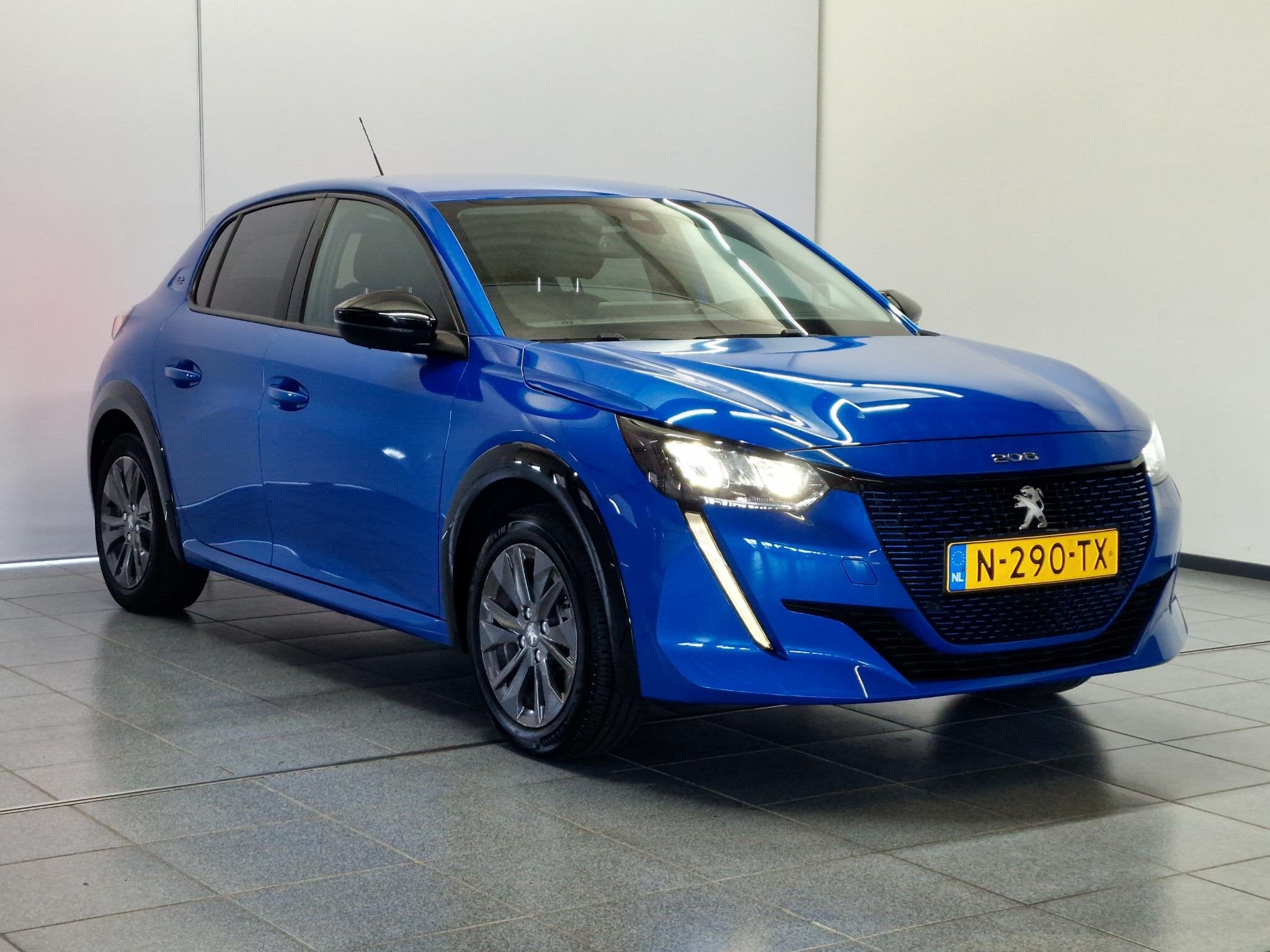 Peugeot e-208 EV Allure Pack 50 kWh Navigatie, CruiseControl, Auto's, Peugeot, 12 maanden, 136 pk, Gebruikt, Blauw