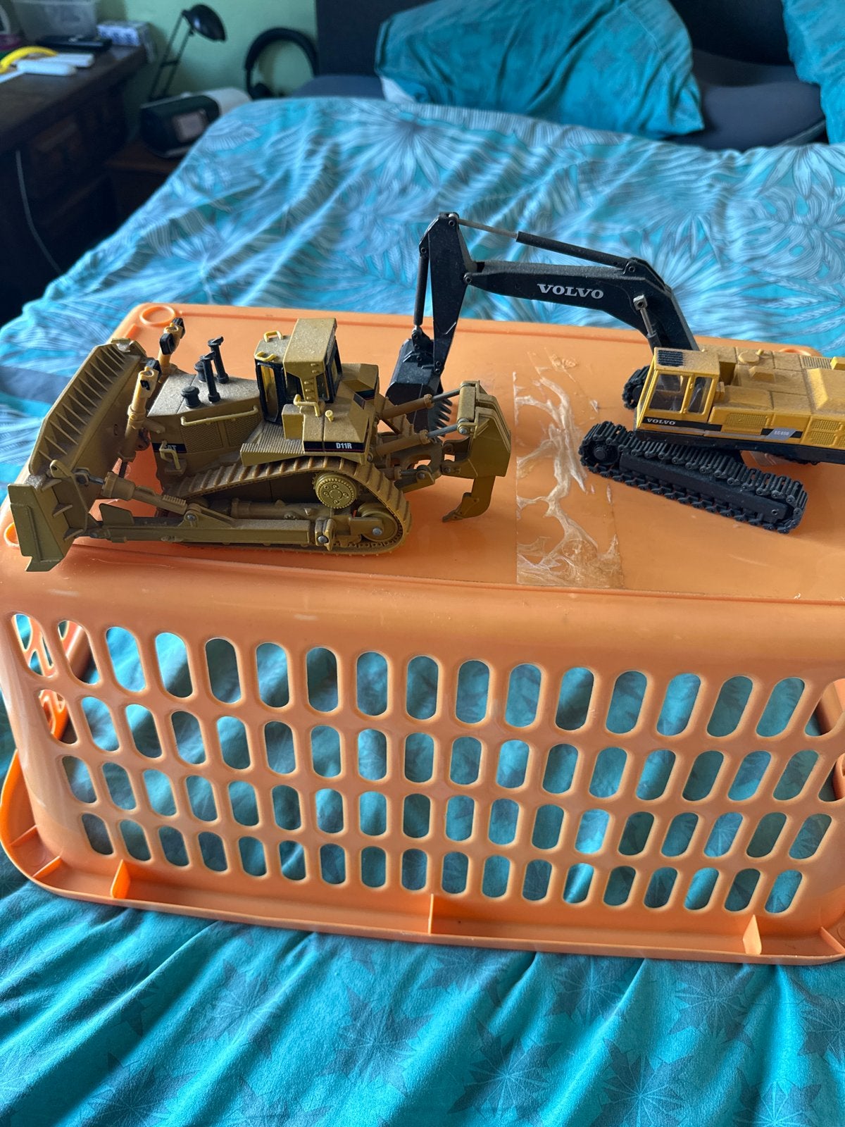 2 modellen grondverzetmachines: bulldozer & graafmachine, Ophalen of Verzenden, Gebruikt