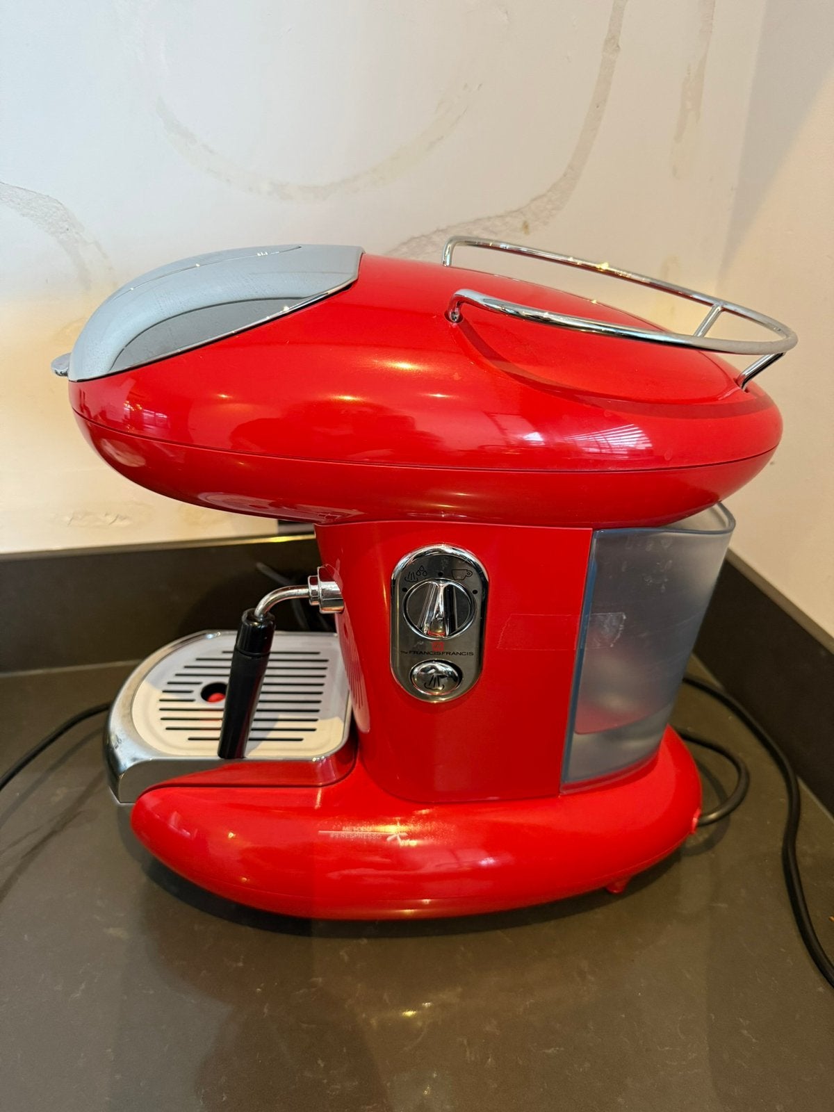 İlly koffieapparaat rood, Ophalen, Zo goed als nieuw, Koffiemachine, Koffiepads en cups