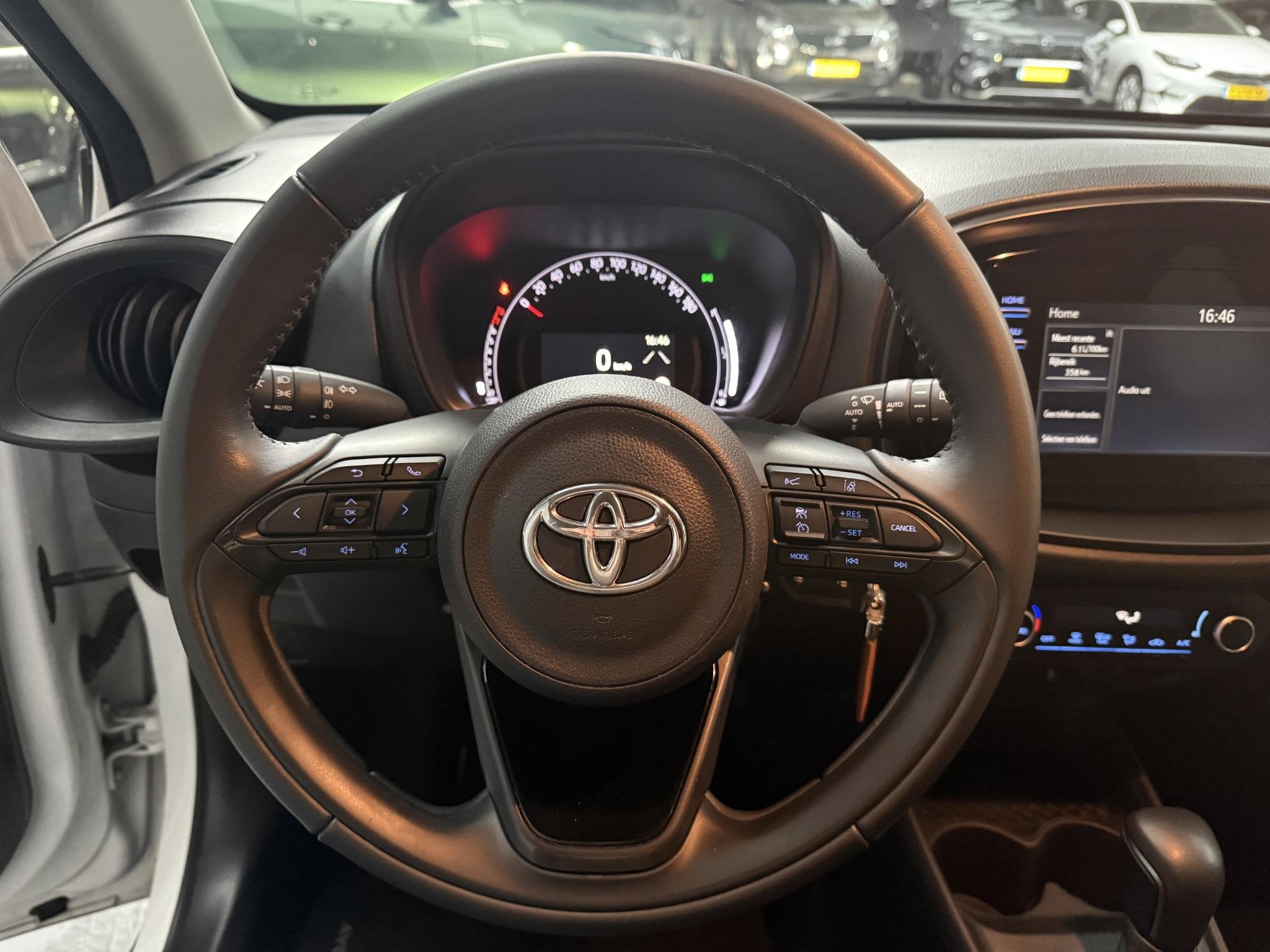 Toyota Aygo X 1.0 VVT-i S-CVT first Automaat, zeer leuke aut, Auto's, Stof, Gebruikt, 4 stoelen, Wit