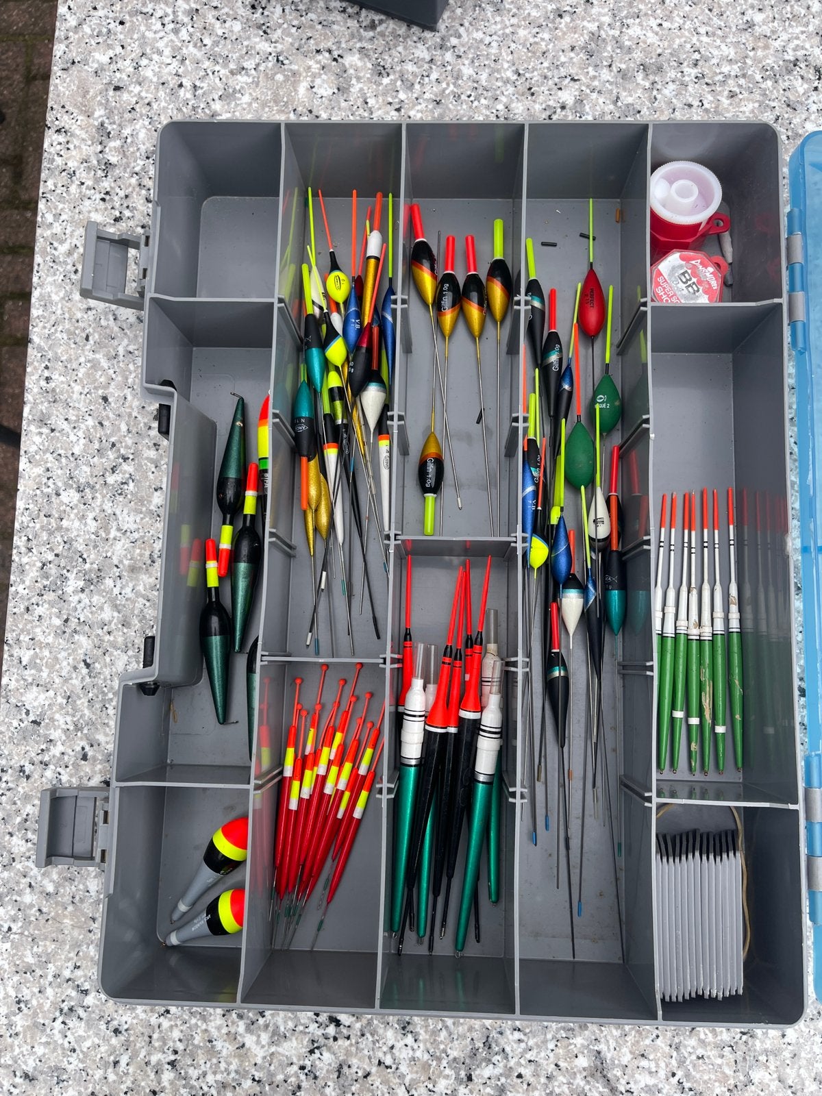 Box met 80 dobbers, Ophalen of Verzenden, Zo goed als nieuw, Dobber of Lood