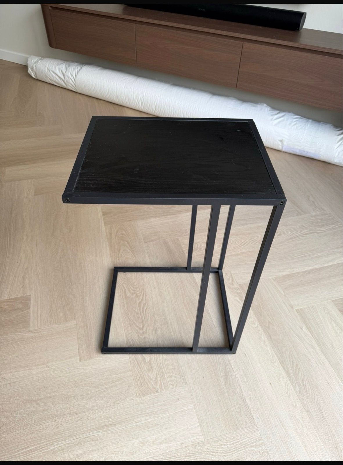 Zwarte bijzettafel in nette staat, Minder dan 55 cm, Gebruikt, Metaal of Aluminium, Rechthoekig