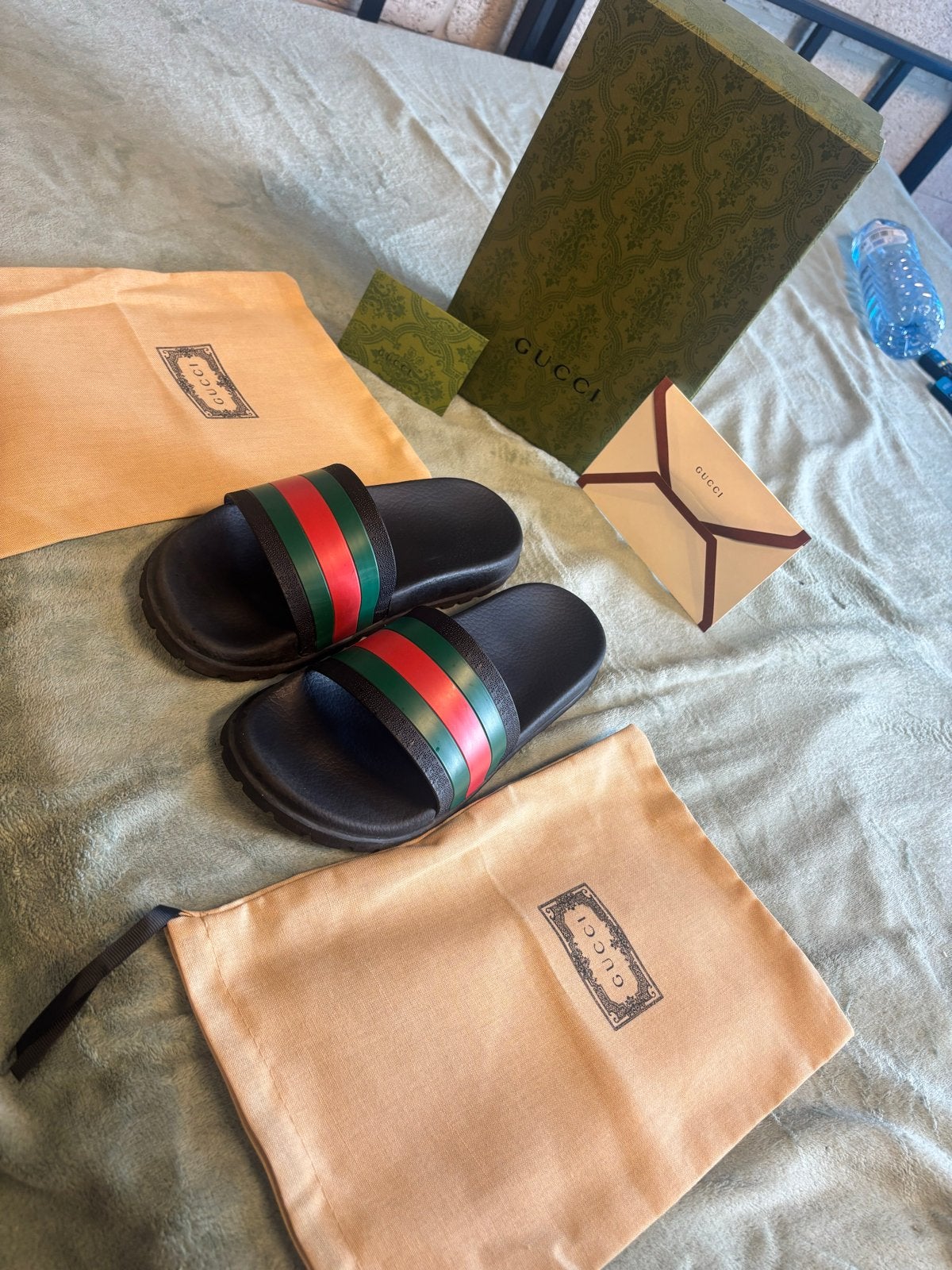Gucci slippers met iconische strepen, Ophalen of Verzenden, Zo goed als nieuw, Zwart, Slippers