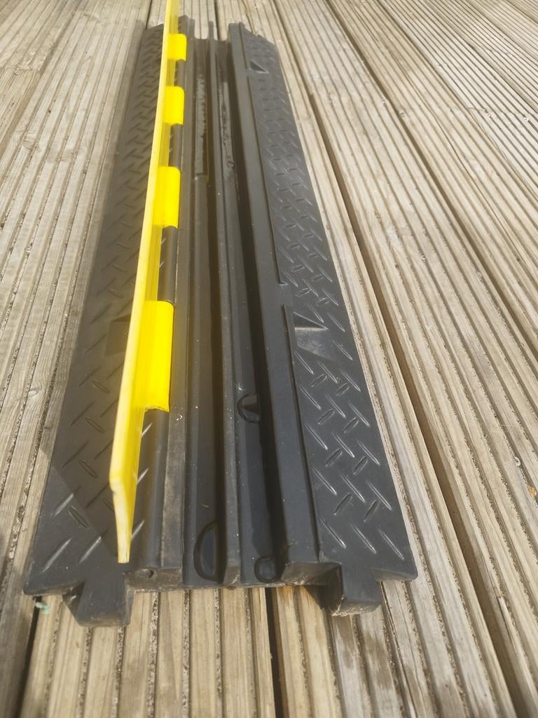 Kabelgoot 1 meter, 2 gleuven, koppelbaar en stevig, Doe-het-zelf en Verbouw, Ophalen, Gebruikt, Overige typen