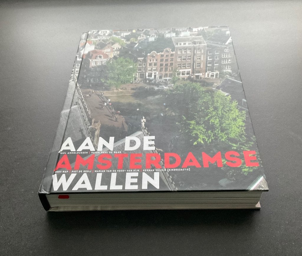 Aan de Amsterdamse wallen boek Amsterdam nieuw geschiedenis, Ophalen of Verzenden, Nieuw