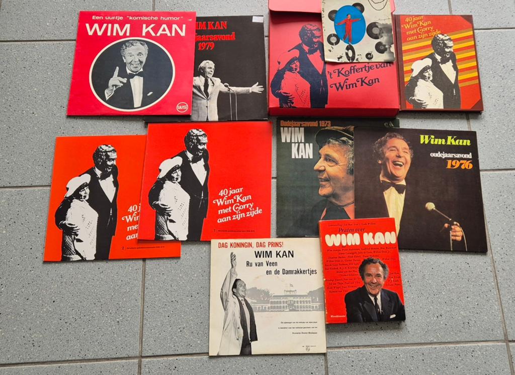 Koffertje Wim Kan, compleet: 7 lp's, 1 singel, 2 boeken, Cd's en Dvd's, Vinyl | Nederlandstalig, Ophalen, Gebruikt, Overige formaten