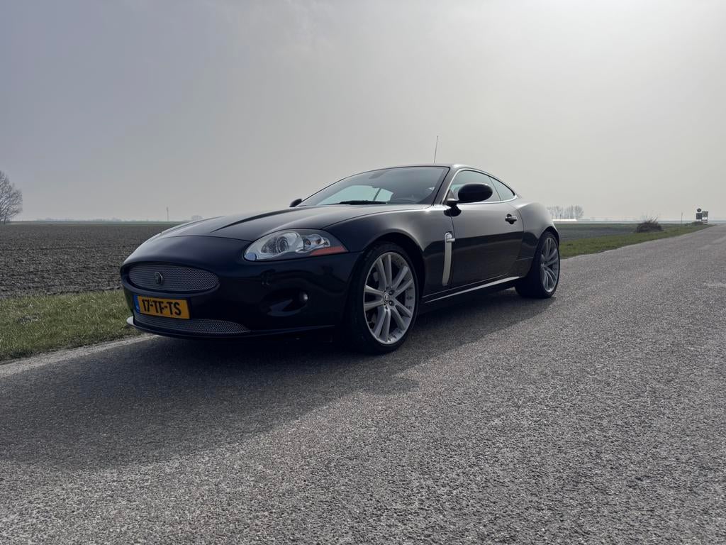 Jaguar XK 4.2 V8 Coupé 2006 | 300PK | Youngtimer | 20”velgen, Achterwielaandrijving, 8 cilinders, 4 stoelen, Zwart