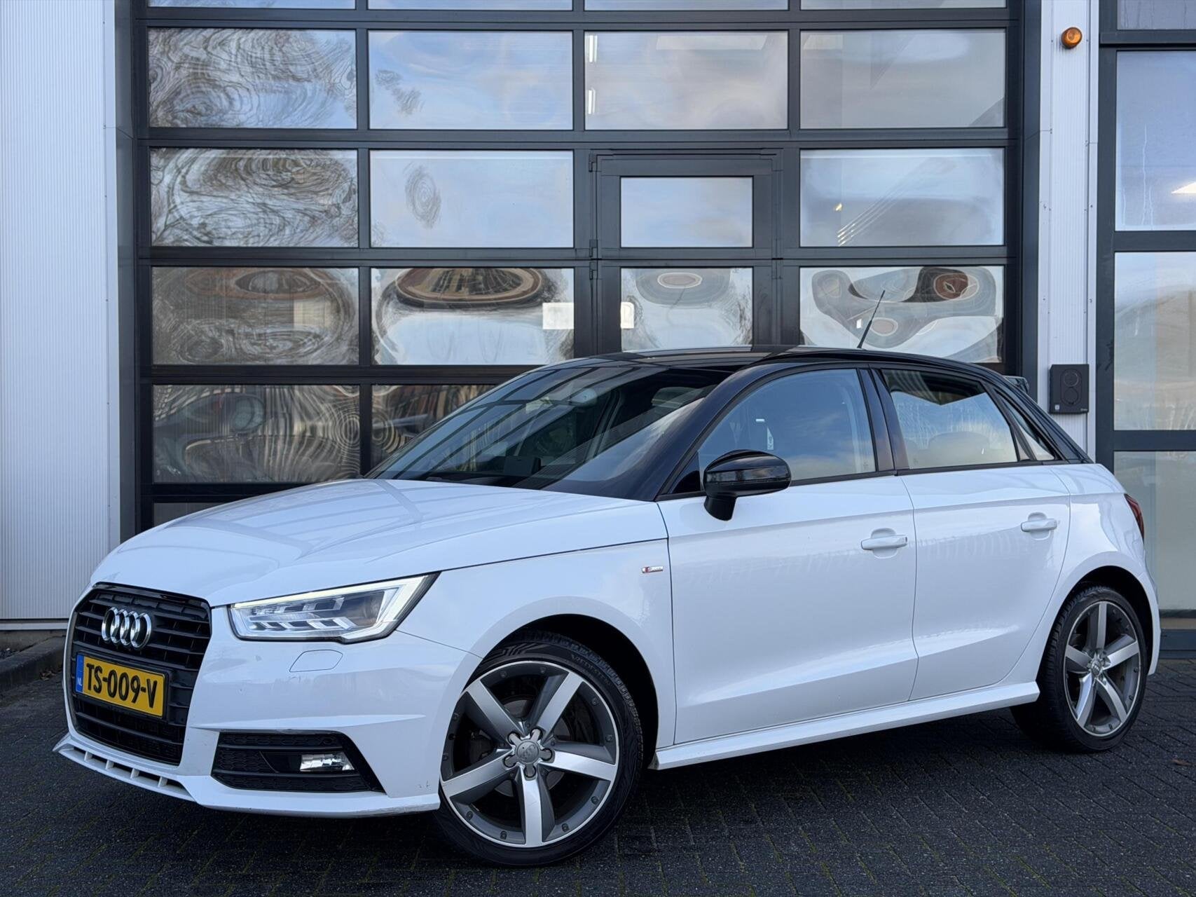 Audi A1 Sportback 1.0 TFSI S-Line / LED / Clima / Navi / 17, Voorwielaandrijving, Stof, 95 pk, 4 stoelen
