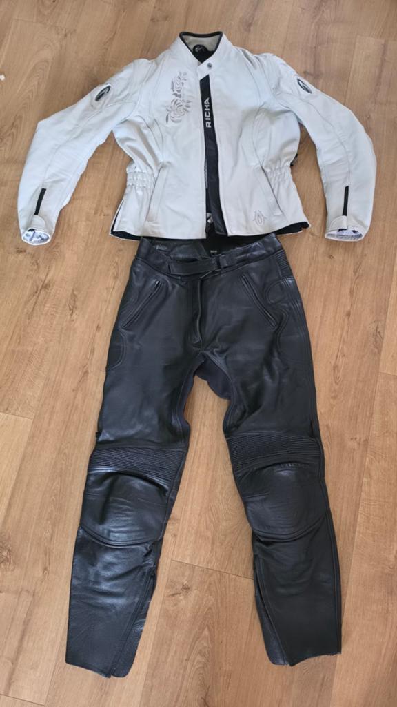Richa dames leren motorpak - jas 42, broek 44 (valt kleiner), Motoren, Kleding | Motorkleding, Combipak, Dames, Tweedehands, Ophalen