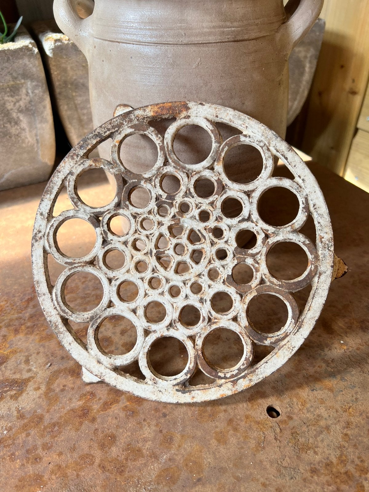 Brocante wit ijzeren ronde onderzetter, pannenonderzetter, Huis en Inrichting, Ophalen, Gebruikt, Metaal, Pannenonderzetter