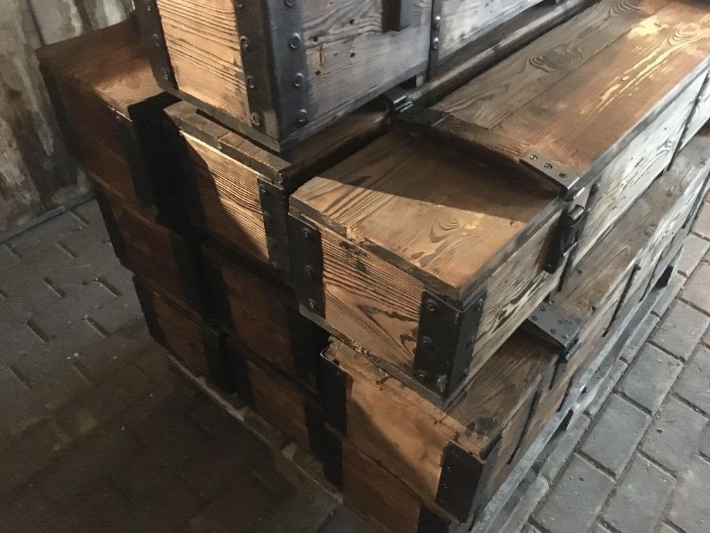 Foto 9 van Hele gave gebrande en geborstelde houten legerkisten