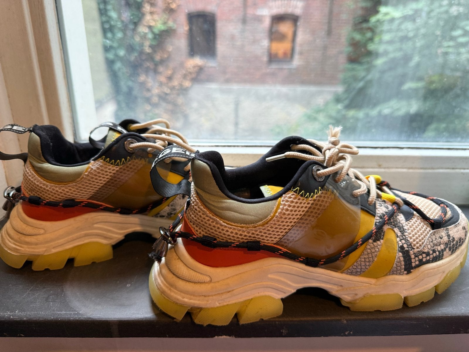 Kurt Geiger Sneakers Maat 39 - Geel/Zwart/Slangenprint, Ophalen of Verzenden, Gedragen, Geel, Sneakers of Gympen