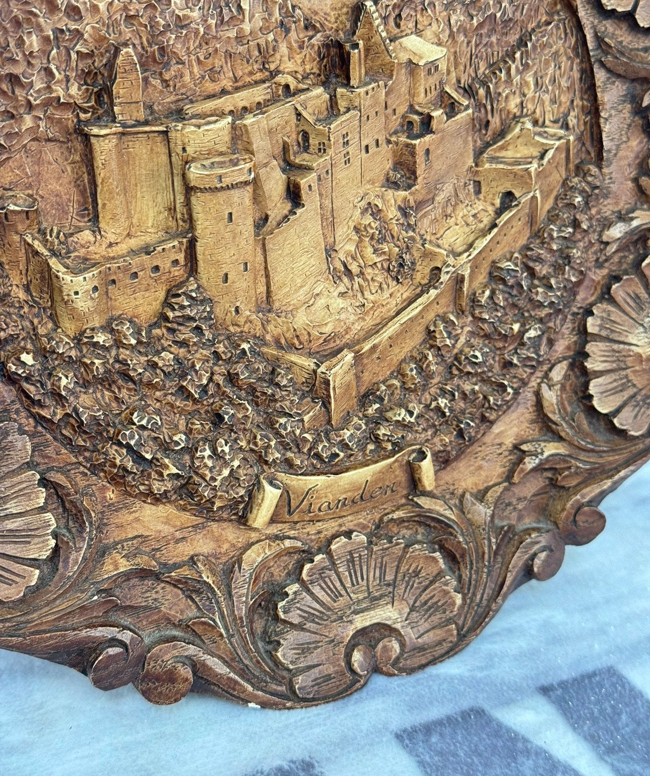 Vintage gesneden houten muurplaat plaquette Vianden kunst, Ophalen of Verzenden