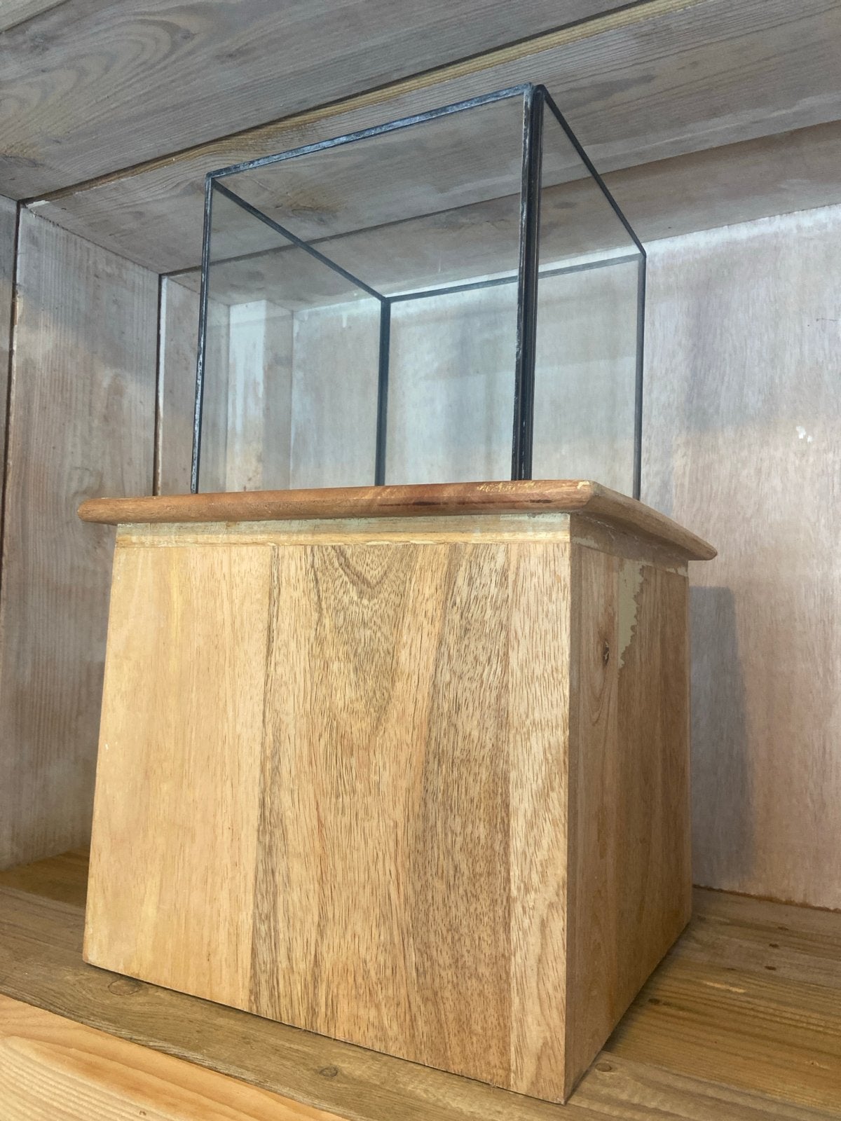 Voet met glazenbak - Decoratieve display, Ophalen, Hout, Gebruikt, Bruin