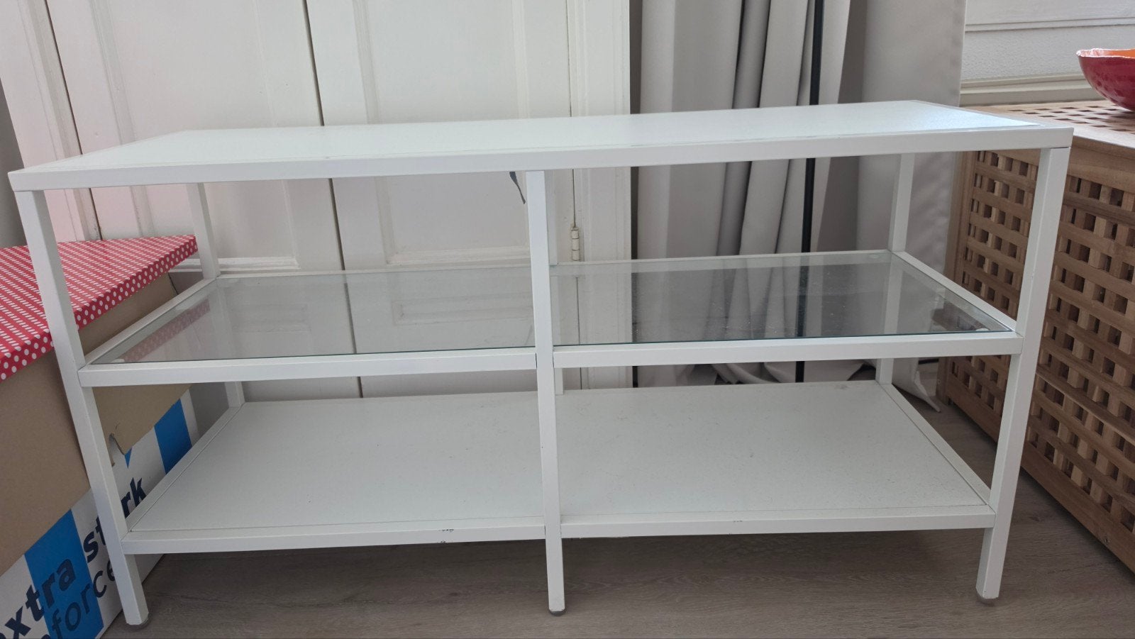 IKEA VITTSJÖ - Witte TV-meubel/opbergkast met glazen planken, Ophalen, Gebruikt, 100 tot 150 cm, Glas