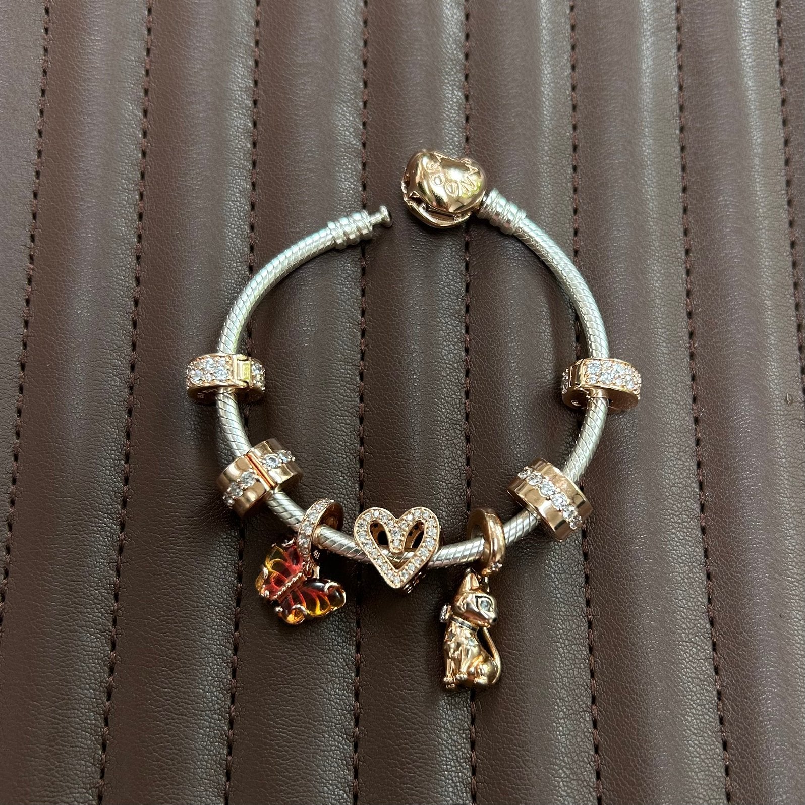 Pandora armband + 7 bedels, Ophalen of Verzenden, Zo goed als nieuw, Roze, Met bedels of kralen