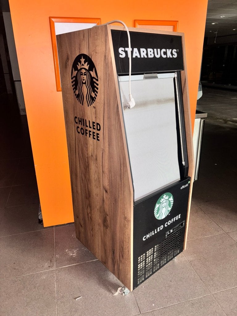 Starbucks wand koelvitrine / Horeca displaykoelkast uit 2024, Ophalen, 200 liter of meer, 140 tot 160 cm, 45 tot 60 cm