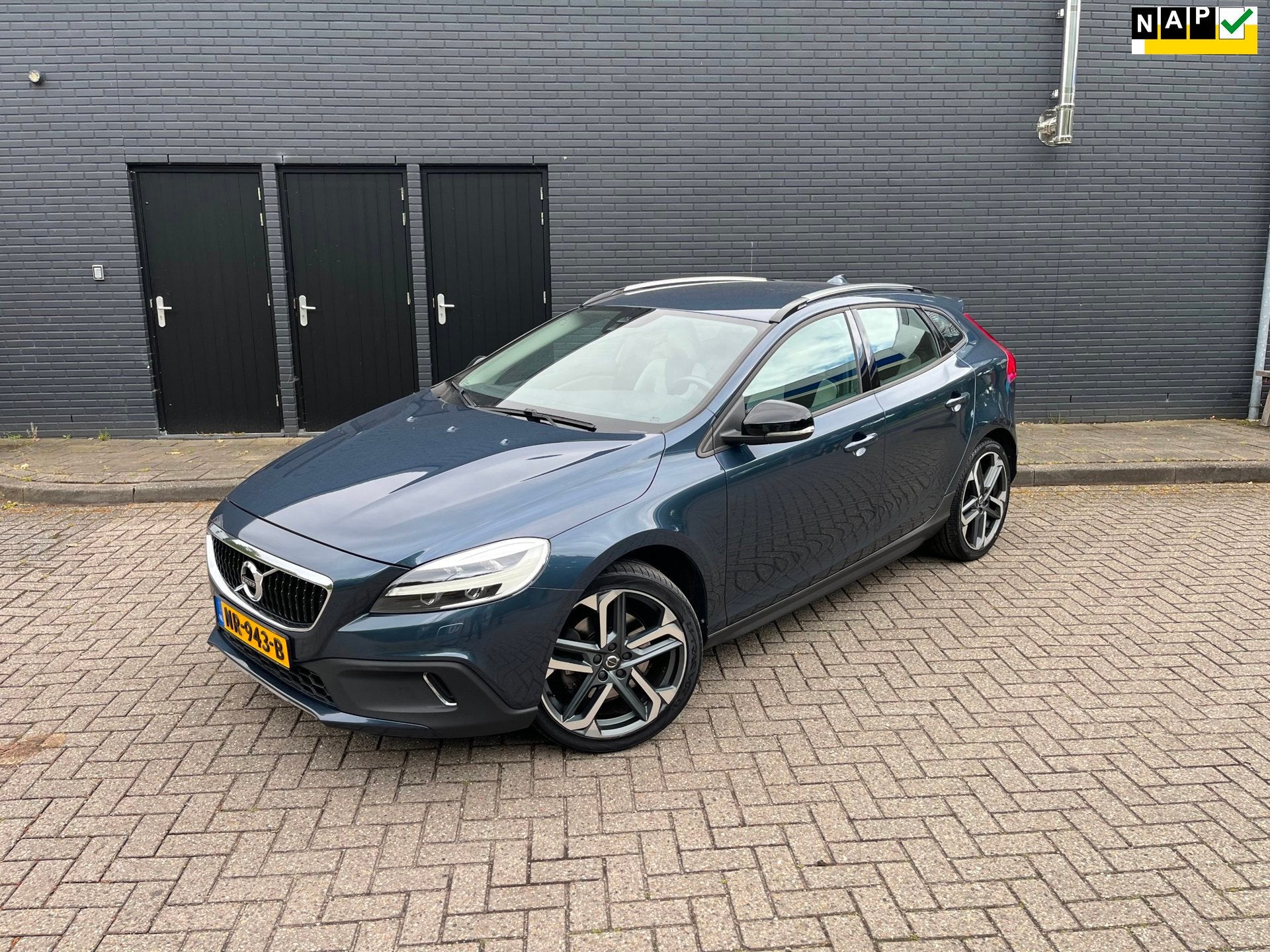 Volvo V40 Cross Country 2.0 T3 Nordic+ Trekhaak NAP 19", Auto's, Volvo, Voorwielaandrijving, Gebruikt, Euro 6, 4 cilinders