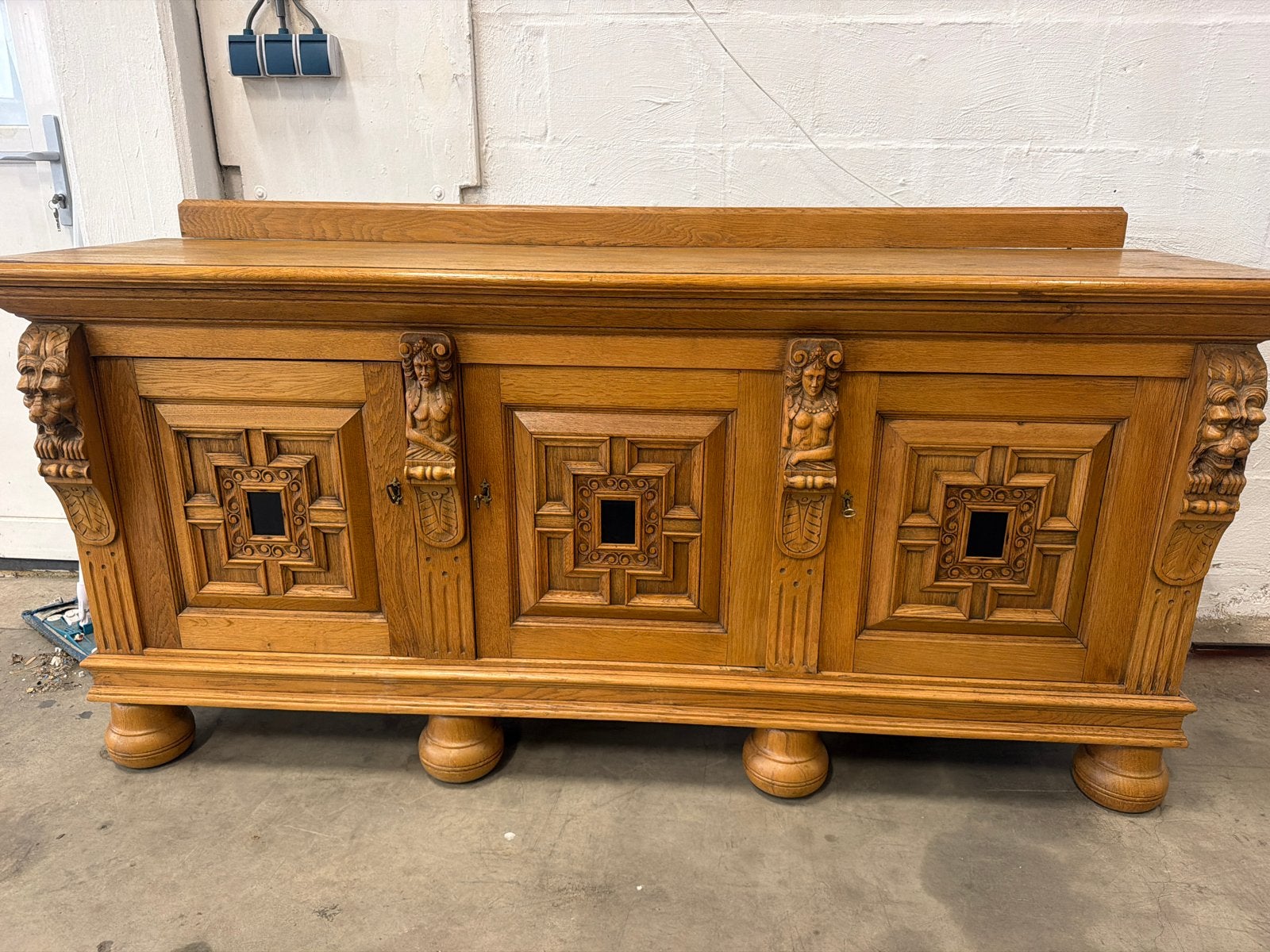 Antiek eiken dressoir met houtsnijwerk, Ophalen of Verzenden