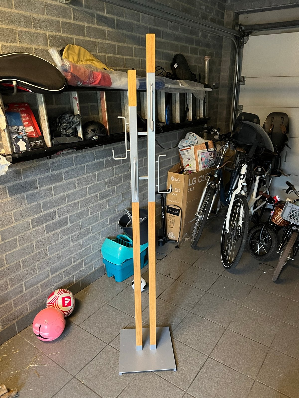 Moderne kapstok met houten accenten - 1.88H x 35B x 35L, Ophalen, Gebruikt, Metaal, Staande kapstok