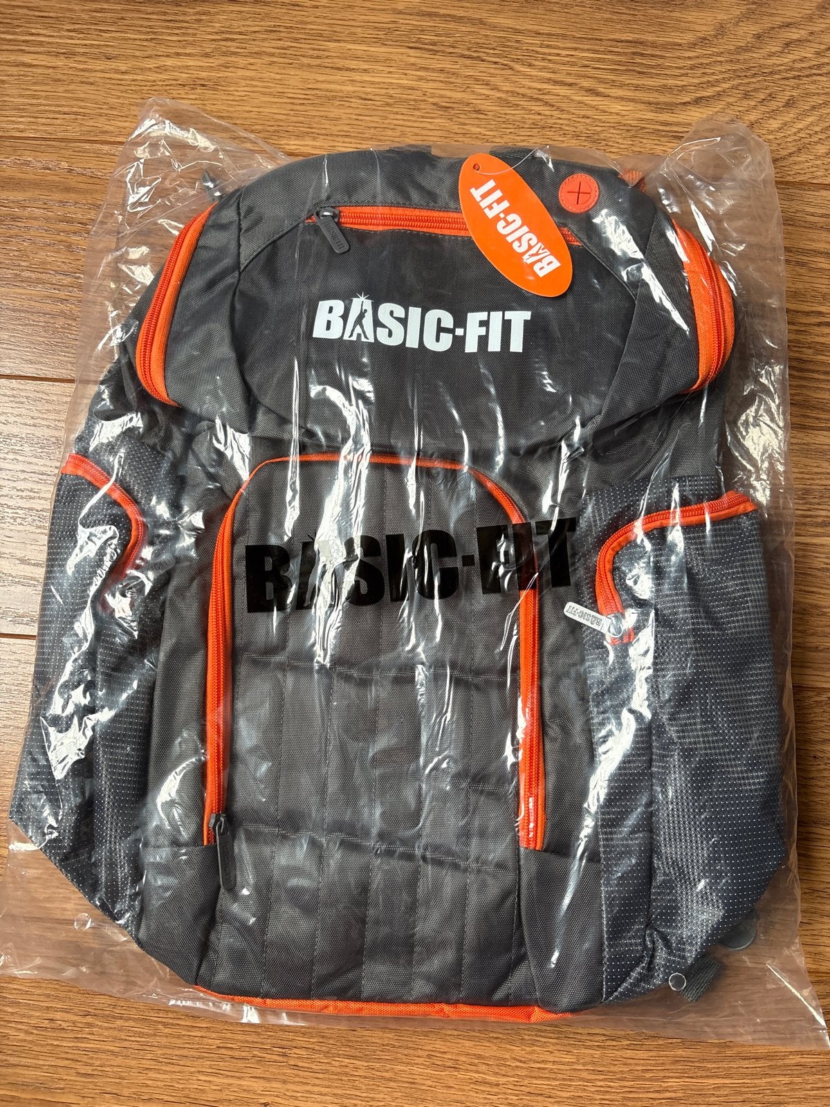 Nieuwe Basic-Fit rugzak - Grijs met oranje accenten, 25 tot 40 cm, Nieuw, Trekking, Ophalen