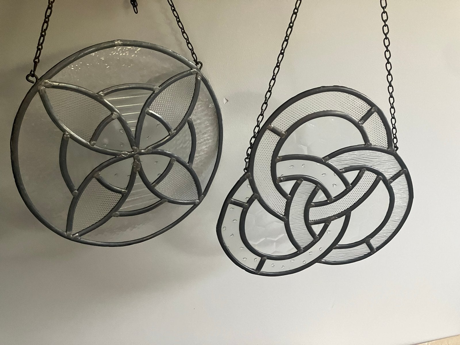 Set van 2 glas-in-lood raamhangers, Antiek en Kunst, Ophalen